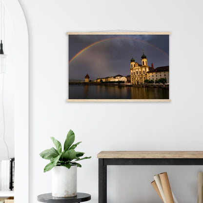 Regenbogen über Luzern Premium Poster mit Holzeisten