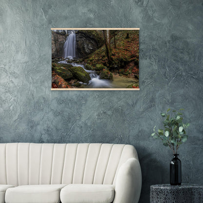 Herbstlicher Wasserfall Premium Poster mit Holzeisten