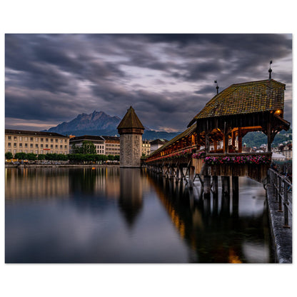 Kapellbrücke Luzern mit Pilatus am Abend als Forex-Druck