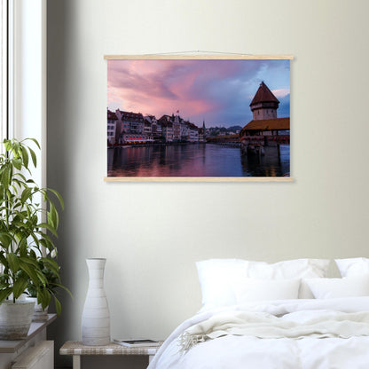 Idyllischer Sonnenuntergang mit Kapellbrücke, Luzern - Premium Poster mit Holzeisten