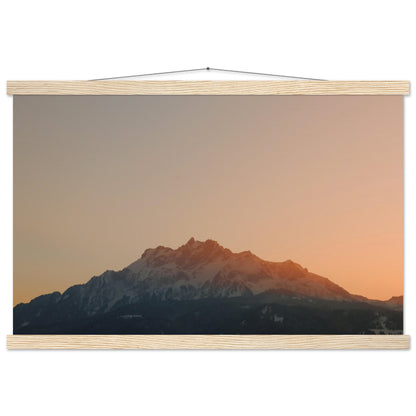 Schweizer Alpenzauber: Pilatus bei Sonnenuntergang - Premium Poster mit Holzeisten