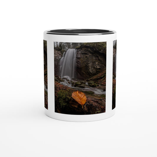 Herbstblatt am Wasserfall - Keramiktasse mit Farbakzenten