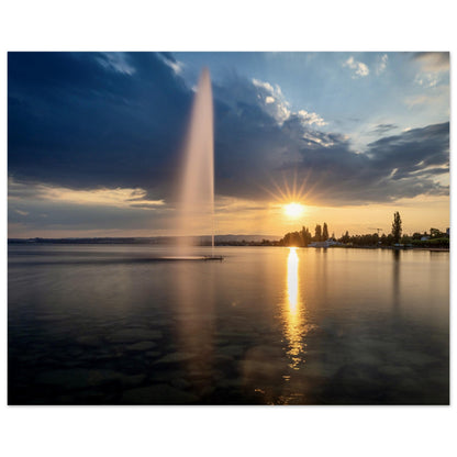 Wasserfontäne am Zugersee bei Sonnenuntergang - Premium Poster