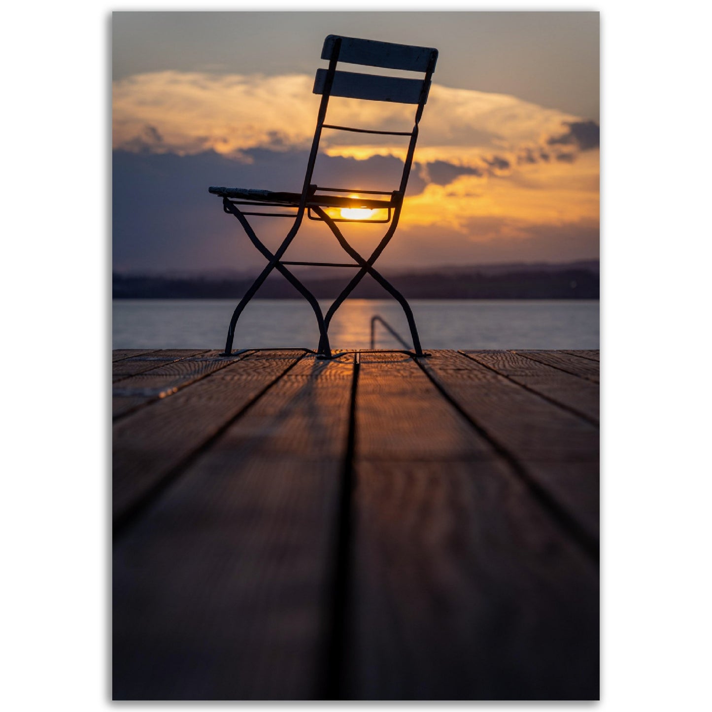 Rustikaler Charme: Sonnenuntergang am Holzsteg - Premium Poster