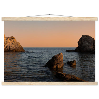 Romantische Bucht am Meer in Orange Premium Poster mit Holzeisten