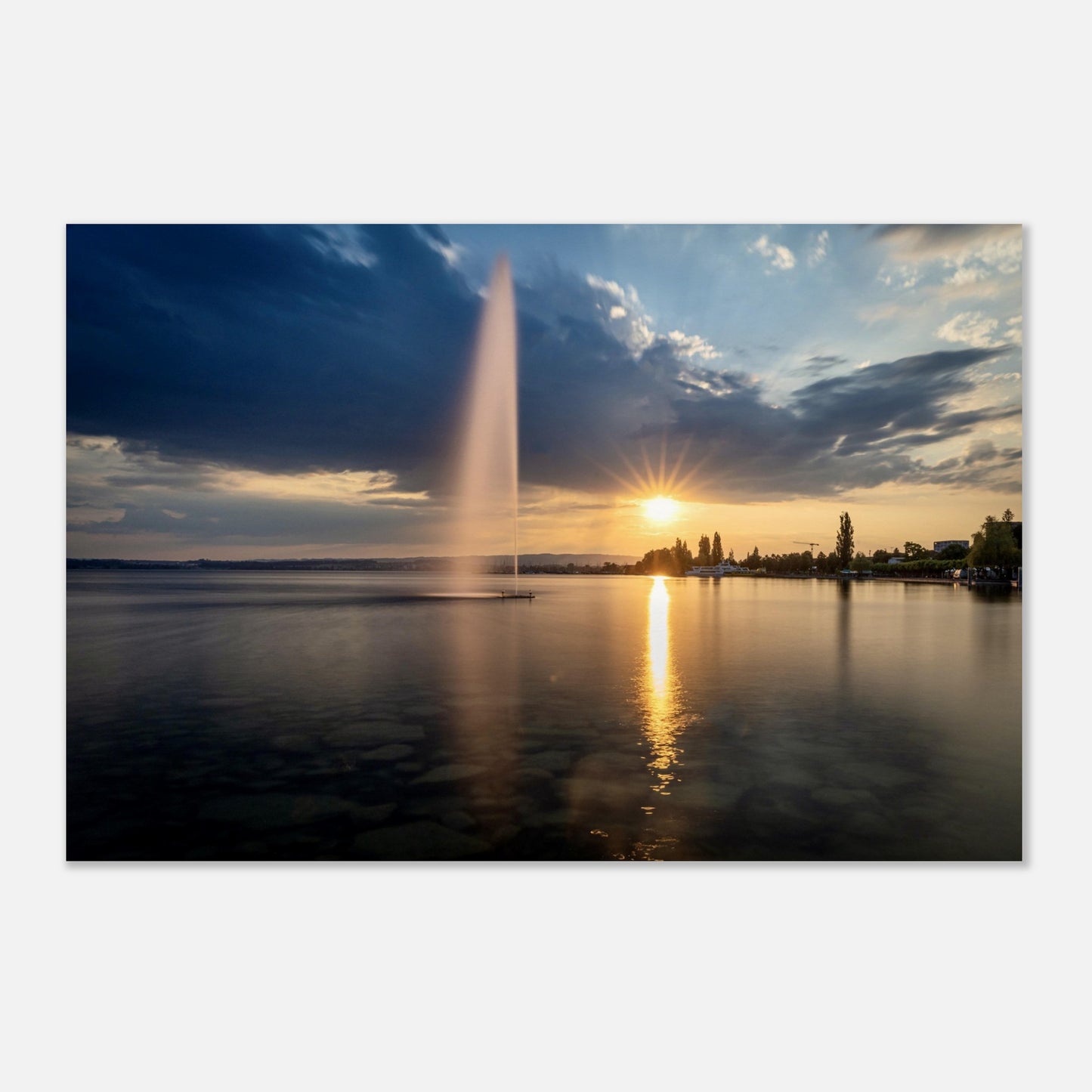 Wasserfontäne am Zugersee bei Sonnenuntergang - Premium Poster
