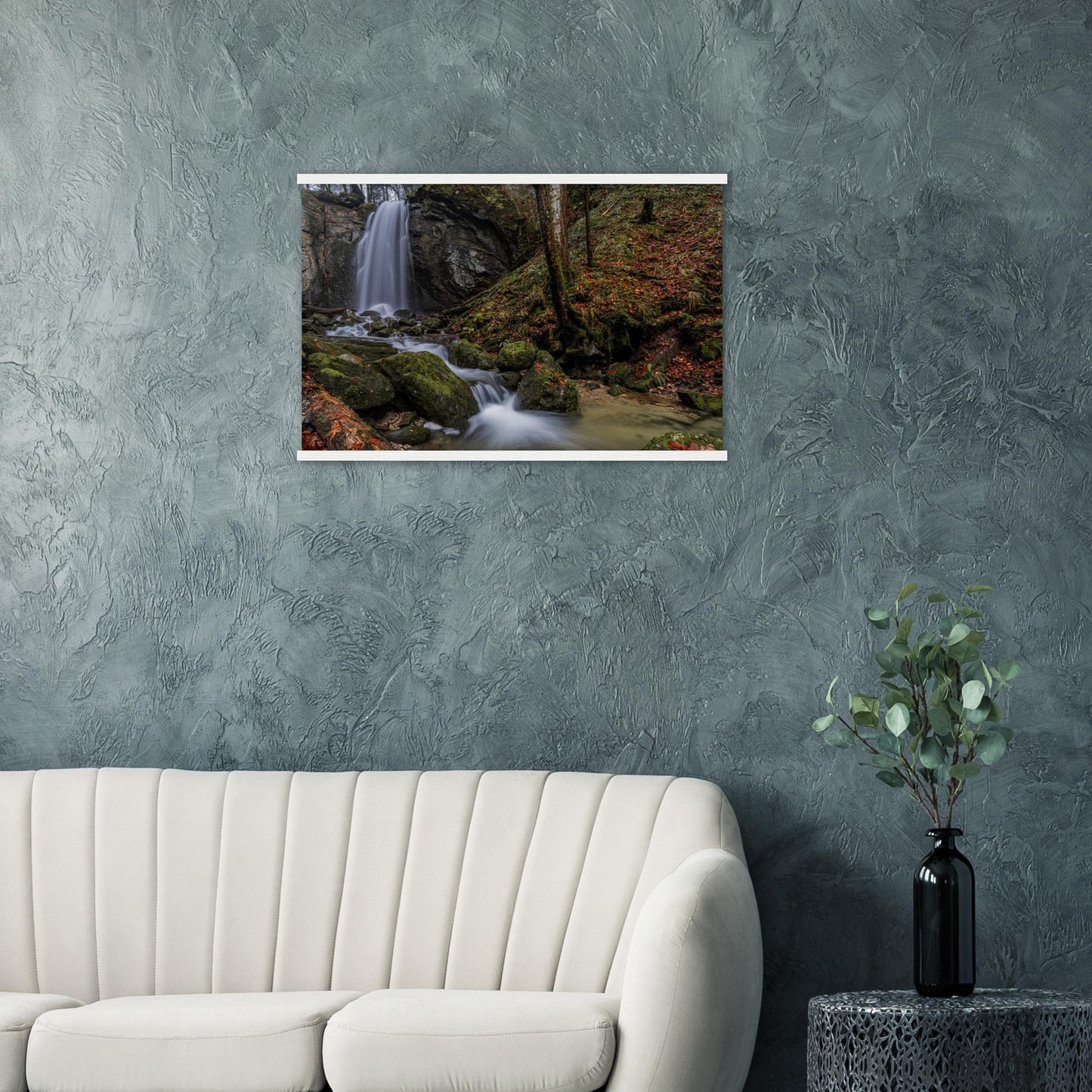 Herbstlicher Wasserfall Premium Poster mit Holzeisten
