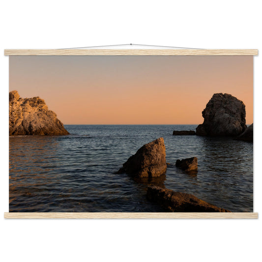 Romantische Bucht am Meer in Orange Premium Poster mit Holzeisten