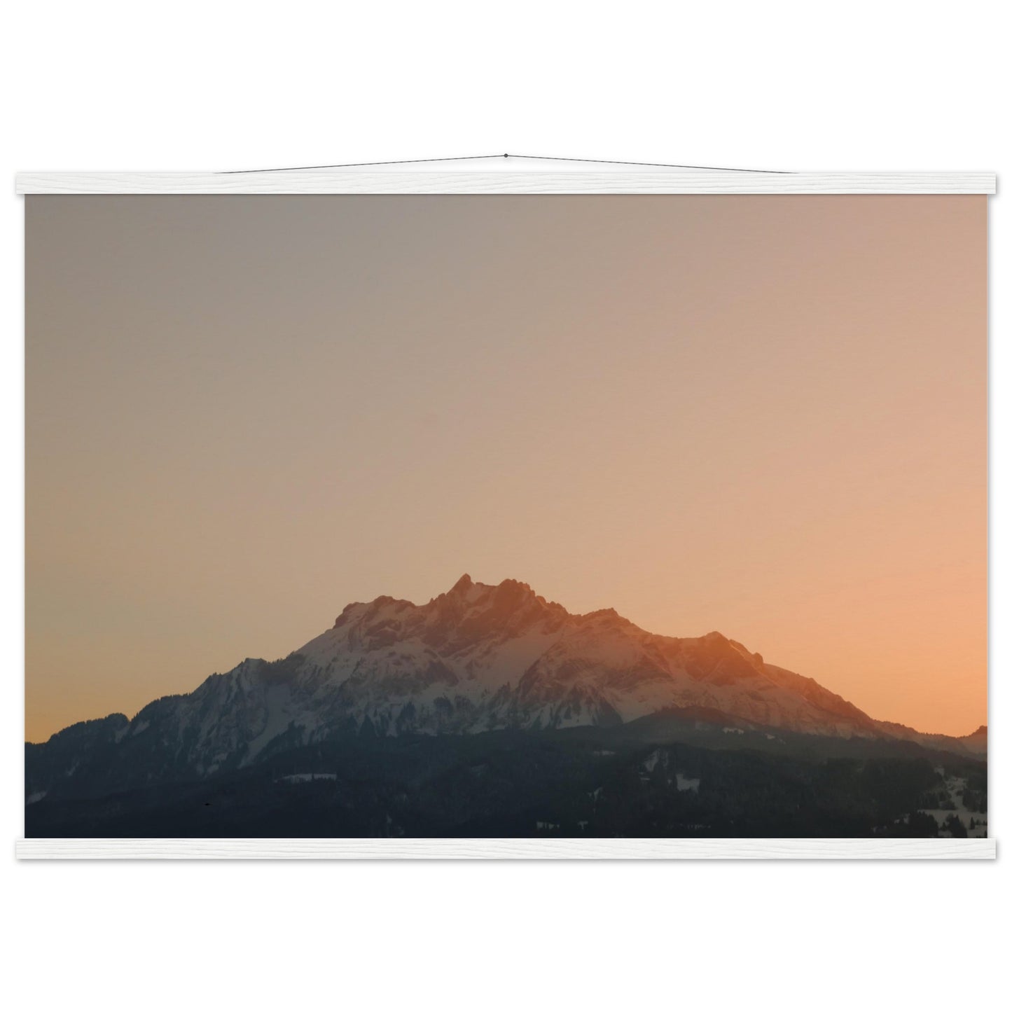 Schweizer Alpenzauber: Pilatus bei Sonnenuntergang - Premium Poster mit Holzeisten