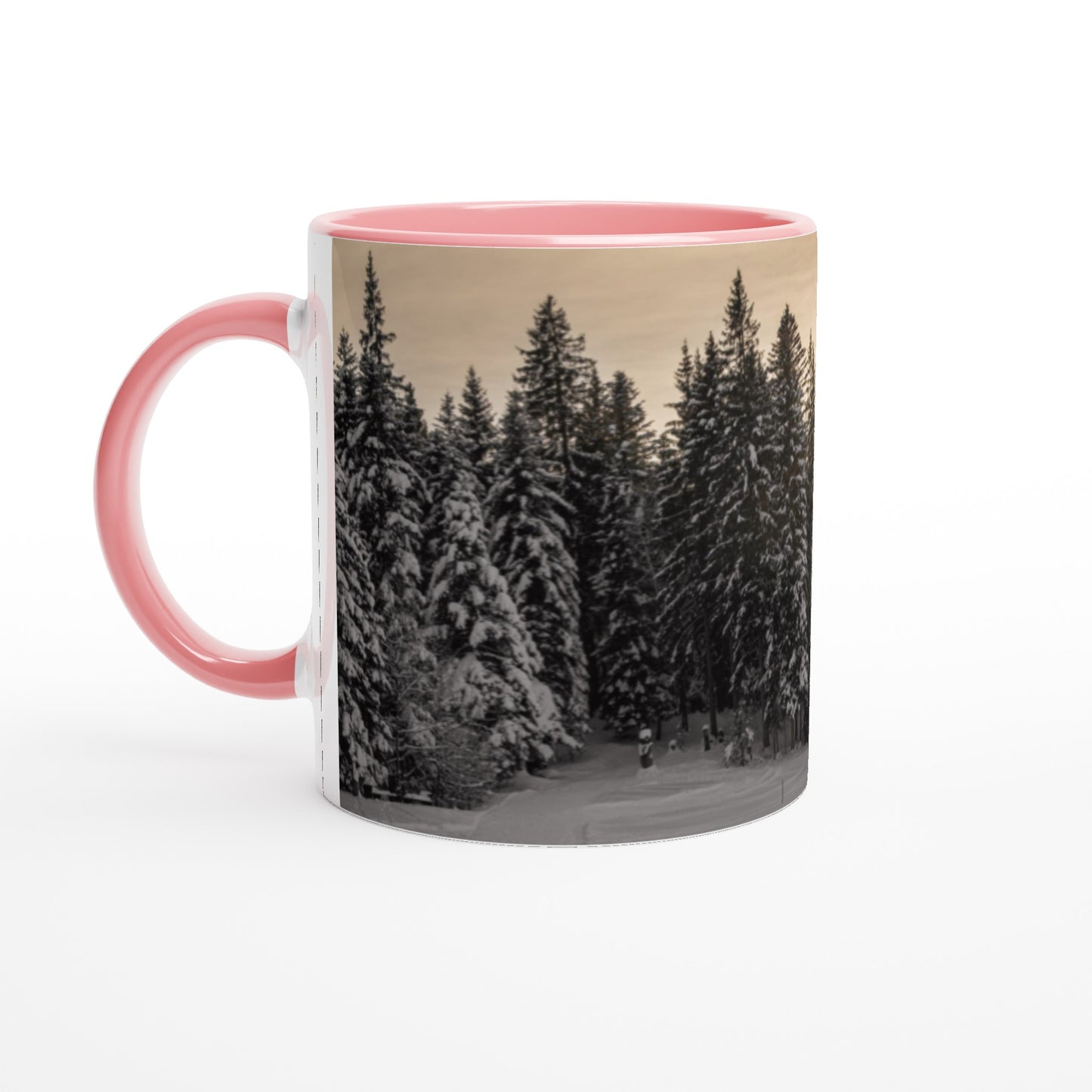 Sonnenstrahlen über verschneitem Wald Keramiktasse - Verschiedene Farben