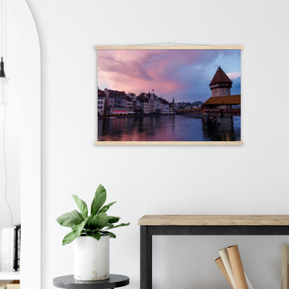 Idyllischer Sonnenuntergang mit Kapellbrücke, Luzern - Premium Poster mit Holzeisten