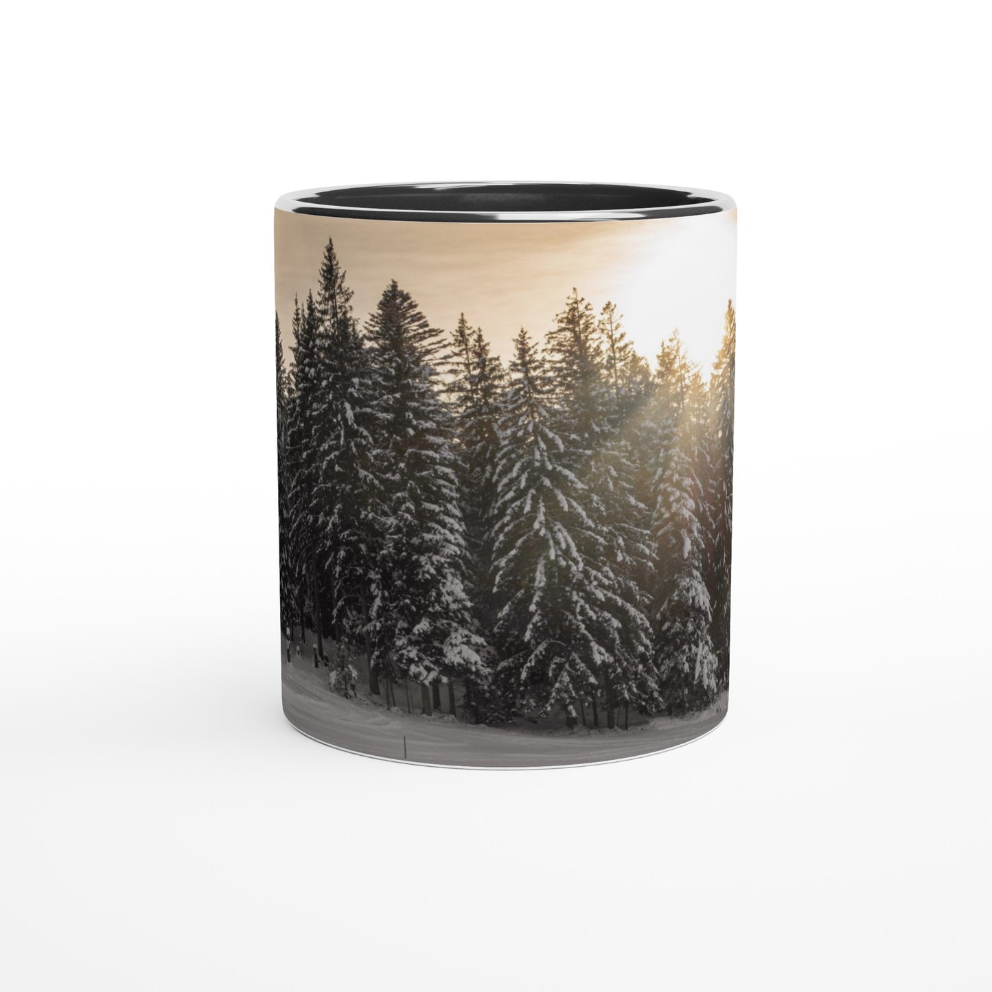 Sonnenstrahlen über verschneitem Wald Keramiktasse - Verschiedene Farben