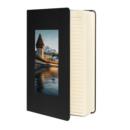 Stadt der Träume – Luzerner Kapellbrücke und Pilatus – Abenddämmerung Notizbuch von JournalBook®