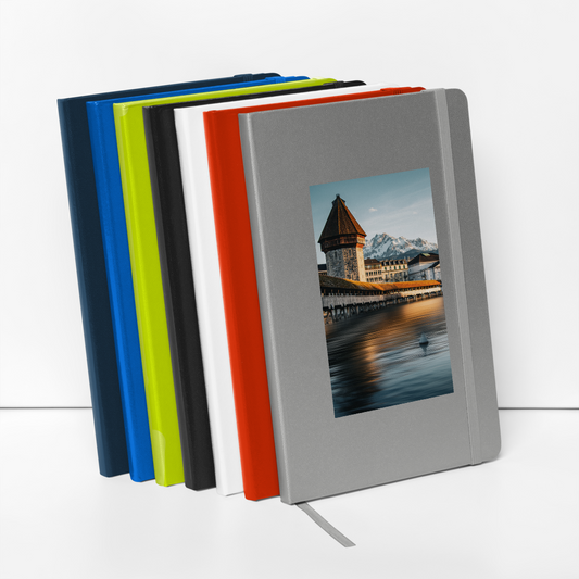 Stadt der Träume – Luzerner Kapellbrücke und Pilatus – Abenddämmerung Notizbuch von JournalBook®